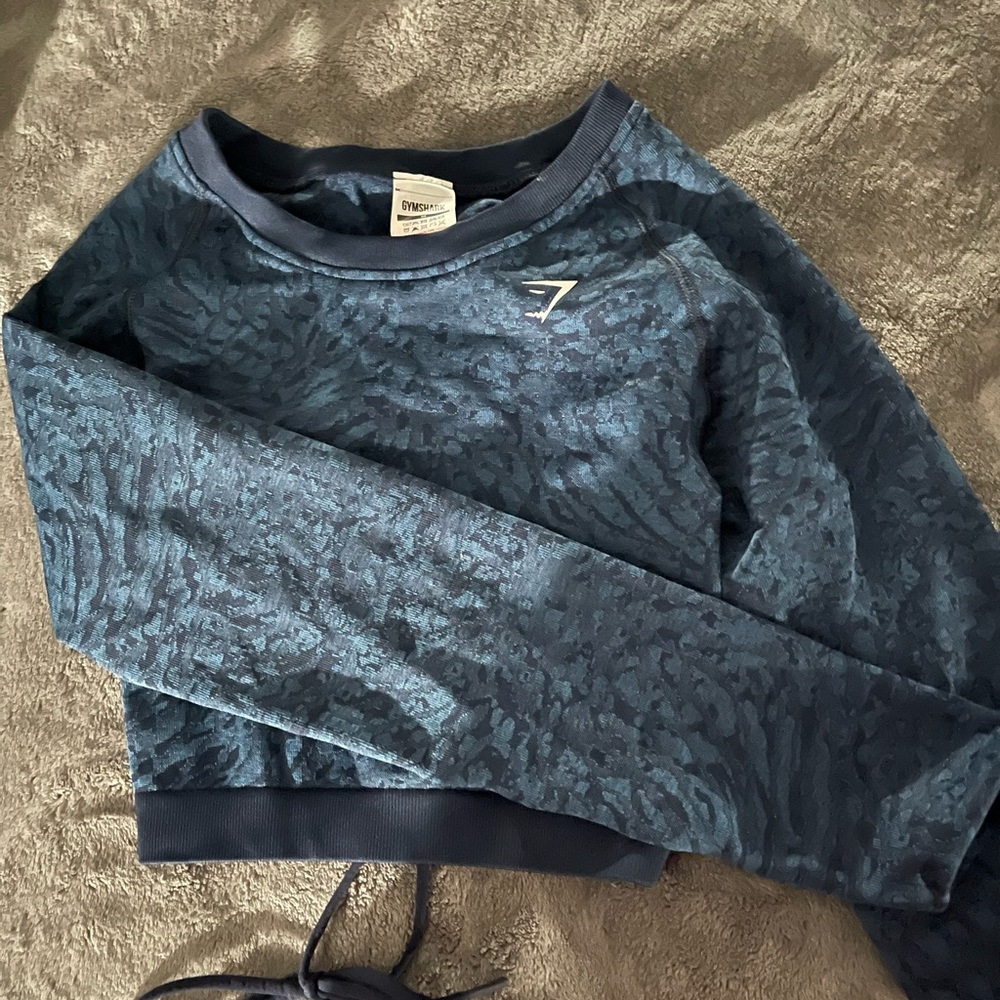 Blue cropped gym shark top